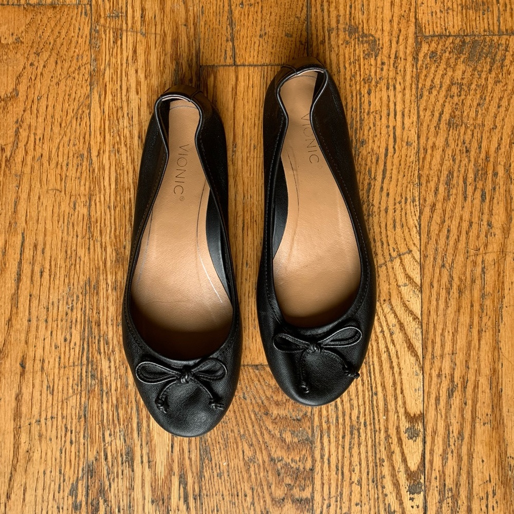BLACK LEATHER BALLET FLATS